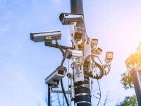 監視社会もここまできたか。中国の海岸では50ｍおきに監視カメラが設置されていた
