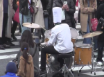 渋谷のスクランブル交差点の真ん中で、突然ドラム演奏スタート！