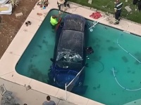 どうしてこうなった？テスラ車が民家のプールに飛び込む事故が発生