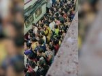 人口急増中の国・インドの列車の女性専用車両前のホームが地獄絵図。