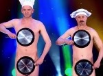 フライパンが移動しても！　アソコは絶対に見せない、これぞ名人芸