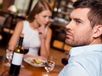 合コンで好感を持つ女子はどっち？　「かわいいけど何もしない」vs「顔はふつうでも自分から動く」！