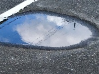 3歳児の感性が愛おしすぎる！　アスファルトの上の水たまりに「おそらのあなが あいちゃった」