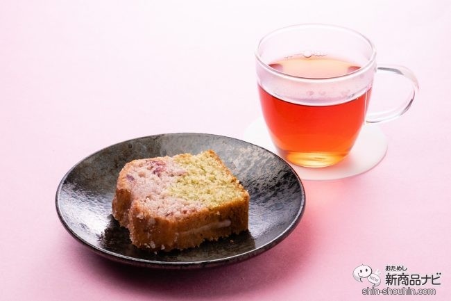 黒いお皿にのった『桜のパウンドケーキ』とグラスに入った紅茶