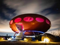 未知との遭遇を楽しめるかもしれない！砂漠の真ん中にあるUFO型ホテル（アメリカ）