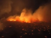 ハワイで史上最悪となったマウイ島の山火事、炎を避けようと海に飛び込む者も