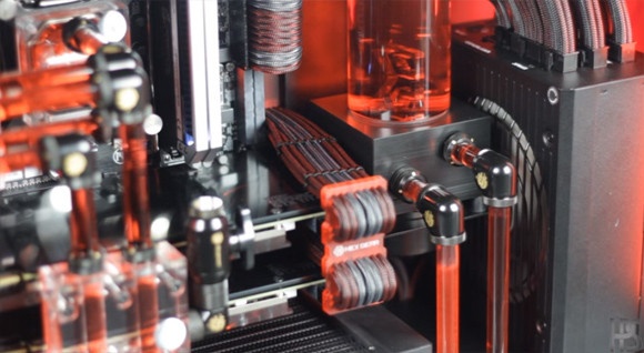 マニアにはごちそう。水冷式CPU冷却装置の内部に色水を流し入れその動作を可視化した映像