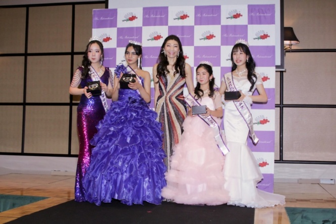 鈴木陽菜さん、アディカリ夢さん、伊藤桜子氏、伊藤凛さん、竹中友花さん