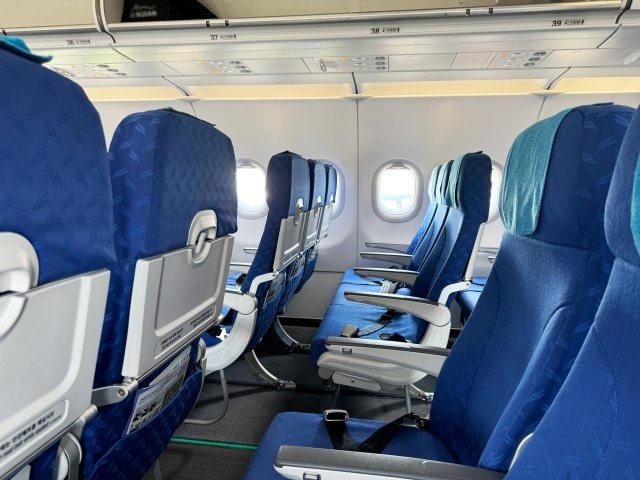 「ひとりで初めての飛行機に乗り込んだ娘。真新しいスーツを着ていたからCAの女性に...」