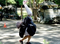 なんかかわいい！タイの動物園でダチョウに扮した飼育員が脱出対応訓練