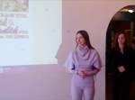 講演中の女性の“股間”が大変なことに！？　内容が頭に入ってこない…