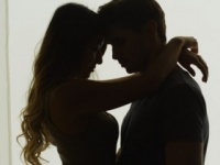 “唇”以外で、女性がドキドキする「キス」5つ