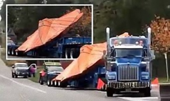 UFOなのか？オレンジ色のシートに包まれた円盤状の物体を積んだトラックがエリア51付近で目撃される