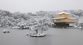 雪の金閣寺2010。写真はイメージです（Kenichiro Nakazawaさん撮影,Flickrより）
