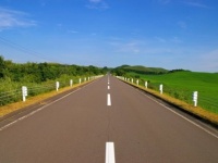 北海道は景色がよくて、運転も楽？（写真はイメージ）