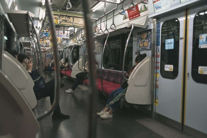 電車の座席で起こったトラブル(画像はイメージ)