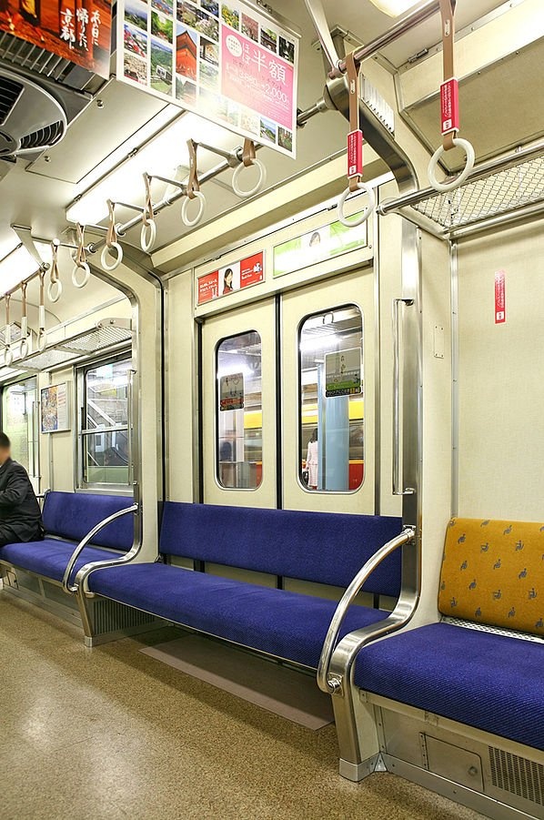 ラッシュ用ドア室内側 補助椅子、昇降用ガイド、京阪式跳ね上げつり手の様子（Tennen-Gasさん撮影、Wikimedia Commonsより）