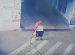 まさかの事故。　坂道で止まれなくなったおばちゃんがタックルをかましてしまう。
