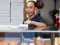 ドーナツ屋店主が早く病気の妻に会いに行けるように。すぐ売り切れになるようドーナツを買い込む顧客たちの連携プレイ