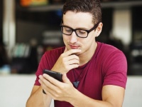 下ネタ好きは実はシャイ！？「隠れ内気男子」のSNS投稿4つの特徴