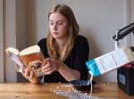 美女が発明した朝食を作るロボット、ミルクこぼしまくる…