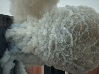 これは怖い！消防士も恐れる火災の現場で起きる爆発現象「バックドラフト」を再現する科学実験