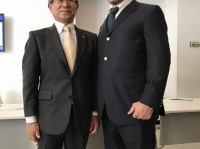 原口和久市長と丸藤選手　（C）プロレスリング・ノア