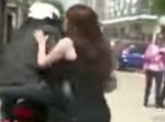 街行く美女、ひったくり犯をバイクから引きずり下ろす動画がかっこいい