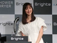 佐々木希、“つや髪”の秘訣を語る。Brighteの新ドライヤー「SHOWER DRYER」が忙しい働く女性におすすめなワケ