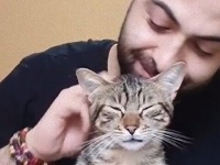 トルコのピアニストサーパーさん、ロックダウン中も愛猫と微笑ましいひと時を過ごしているよ