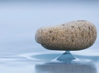 自然の奇跡。重力を無視して水面に浮いているように見える石「バイカル禅」の謎（ロシア・バイカル湖）