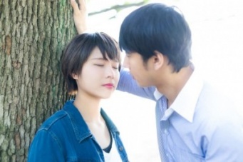 究極の選択！　「グロスでテカテカ」VS「乾燥してカサカサ」、キスするならどっちの唇がマシ？