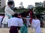 「その馬を止めて！」　流鏑馬神事で馬が暴れて外国人観光客もビックリ！