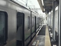 「弟と妹を連れて映画館に行った小学生の私。帰りの電車で残りのポップコーンを食べてたら...」