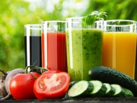 重盛さと美、1本1280円のジュースを買う