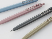 スモーキーな秋冬カラー。「uni-ball one」シックな大人カラーが期間限定で登場