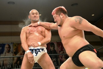 火野裕士のチョップを受ける秋山準