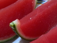 スイカなのに、ぷるぷる食感！？　不思議な〝種なしスイカ〟に4.4万人興奮「すっすげ」「おもしろーい！」