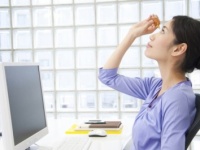 眼精疲労を撃退！　働く女子はオフィスで目薬を一日何回さす？