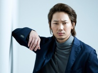 綾野剛が語る『日本で一番悪い奴ら』に惹かれた理由　「美しい映画が世の中に多い中で、その対比となる存在の題材に惹かれるし必要だと思った」