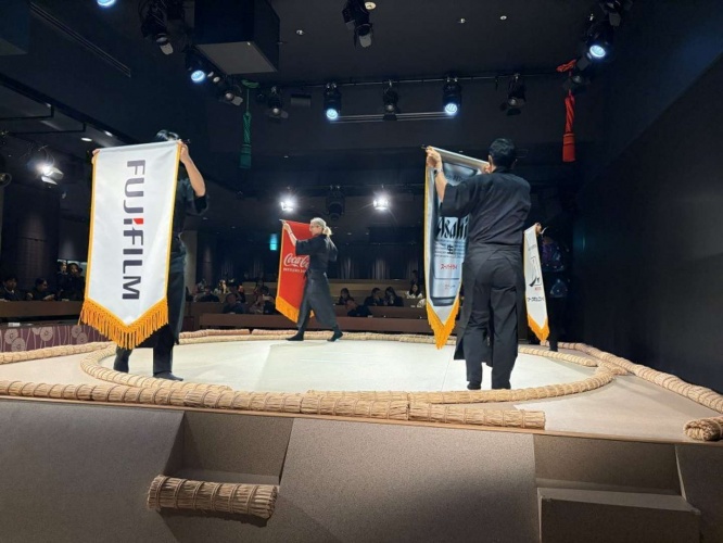 大相撲の取組に懸賞金を掛けた企業の社名が書かれた「懸賞旗」