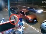 大丈夫かこれ…！？　外れたタイヤが道路脇の男性に直撃！