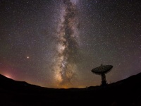 宇宙の奥深くから届く謎の電波シグナルに16日の周期が確認される