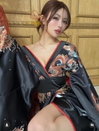 CYBERJAPAN・MIYABIの黒和装が過激すぎ！大胆はだけた胸元と太ももに