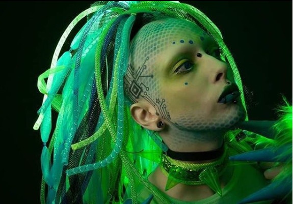 ジェンダーレスなエイリアンに変貌を遂げたトランスジェンダー（アメリカ）