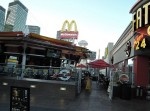 マクドナルドで暴れる女性の一部始終を激写！