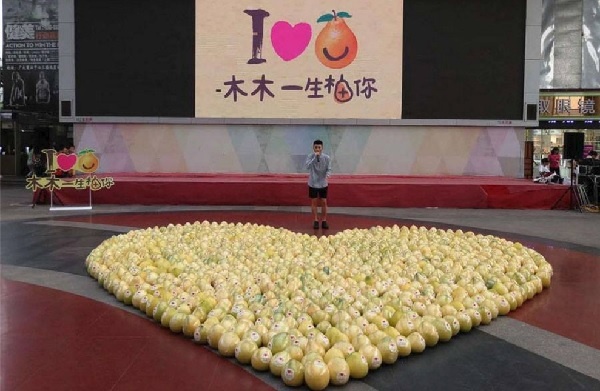 【これは悲惨】男子学生が彼女の好きな果物をハート型に並べてサプライズで愛の告白→こっぴどくフラれるwww