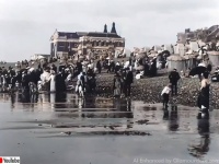 今のような水着がなかった時代。1900年前後のフランスの海水浴の様子をカラー映像で