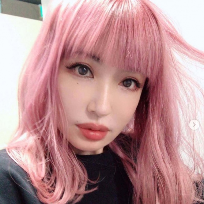 平子理沙 念願のピンク髪を披露も賛否の声 違和感しかない 1ページ目 デイリーニュースオンライン