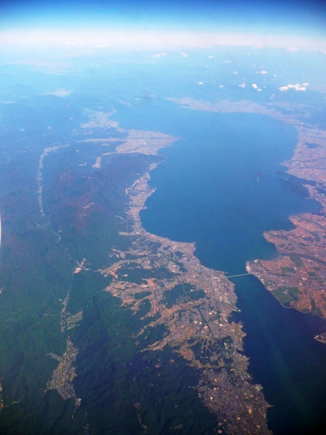 琵琶湖空撮画像（BehBehさん撮影、Wikimedia Commonsより）